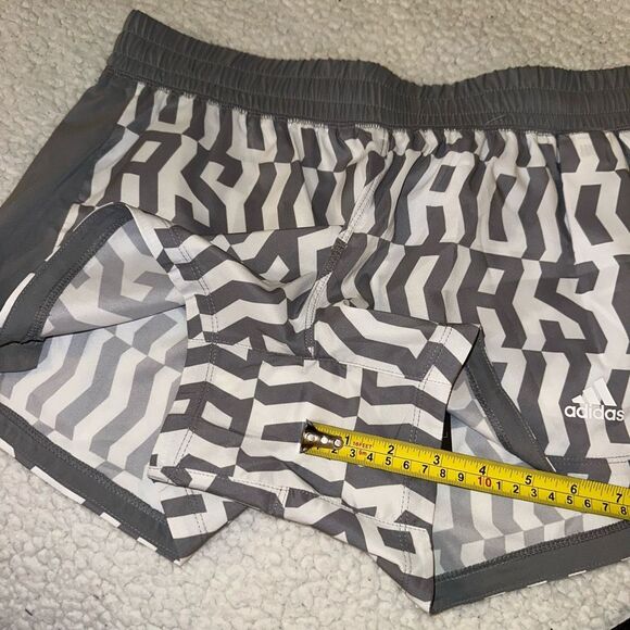 Adidas Small Pacer Women’s Active Shorts Gray White Abstract Stripe Pattern NWT - Picture 5 of 8